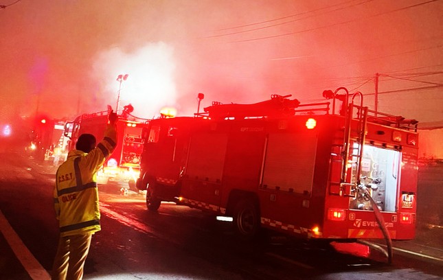 Nhà cháy đỏ rực trong đêm, hàng chục cảnh sát được huy động dập lửa - Ảnh 1.