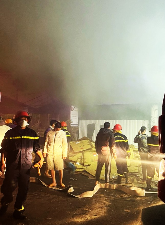 Nhà cháy đỏ rực trong đêm, hàng chục cảnh sát được huy động dập lửa - Ảnh 2.