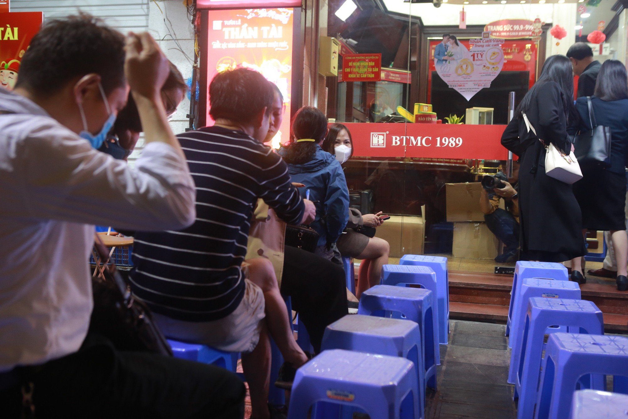 Tại tiệm vàng Bảo Tín Minh Châu, xuất hiện một số người ngồi ghế nhựa trước cửa do nhân viên chuẩn bị, tuy nhiên lác đác, không còn cảnh đông đúc.