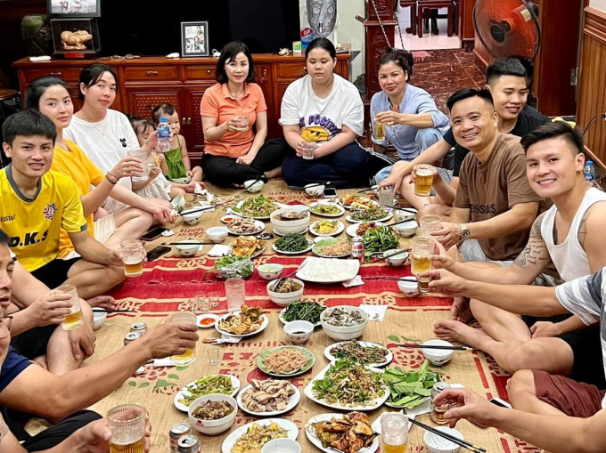 Lộ ảnh Chu Thanh Huyền đi du lịch cùng gia đình Quang Hải, chàng cầu thủ lần đầu công khai gọi nàng bằng danh xưng ngọt ngào - Ảnh 2.