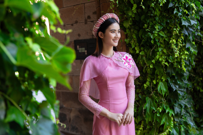 Hoa hậu Ý Nhi rạng rỡ trong tà áo dài truyền thống, chạnh lòng khi lần đầu đón Tết xa gia đình - Ảnh 2.