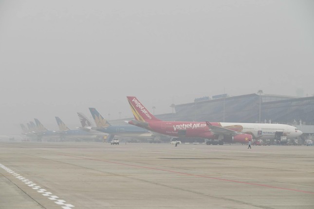 Gần 100 chuyến bay &quot;bất động&quot; trong sương mù ở Nội Bài - Ảnh 1.