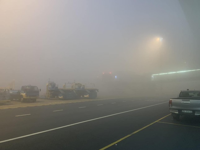 Gần 100 chuyến bay &quot;bất động&quot; trong sương mù ở Nội Bài - Ảnh 3.