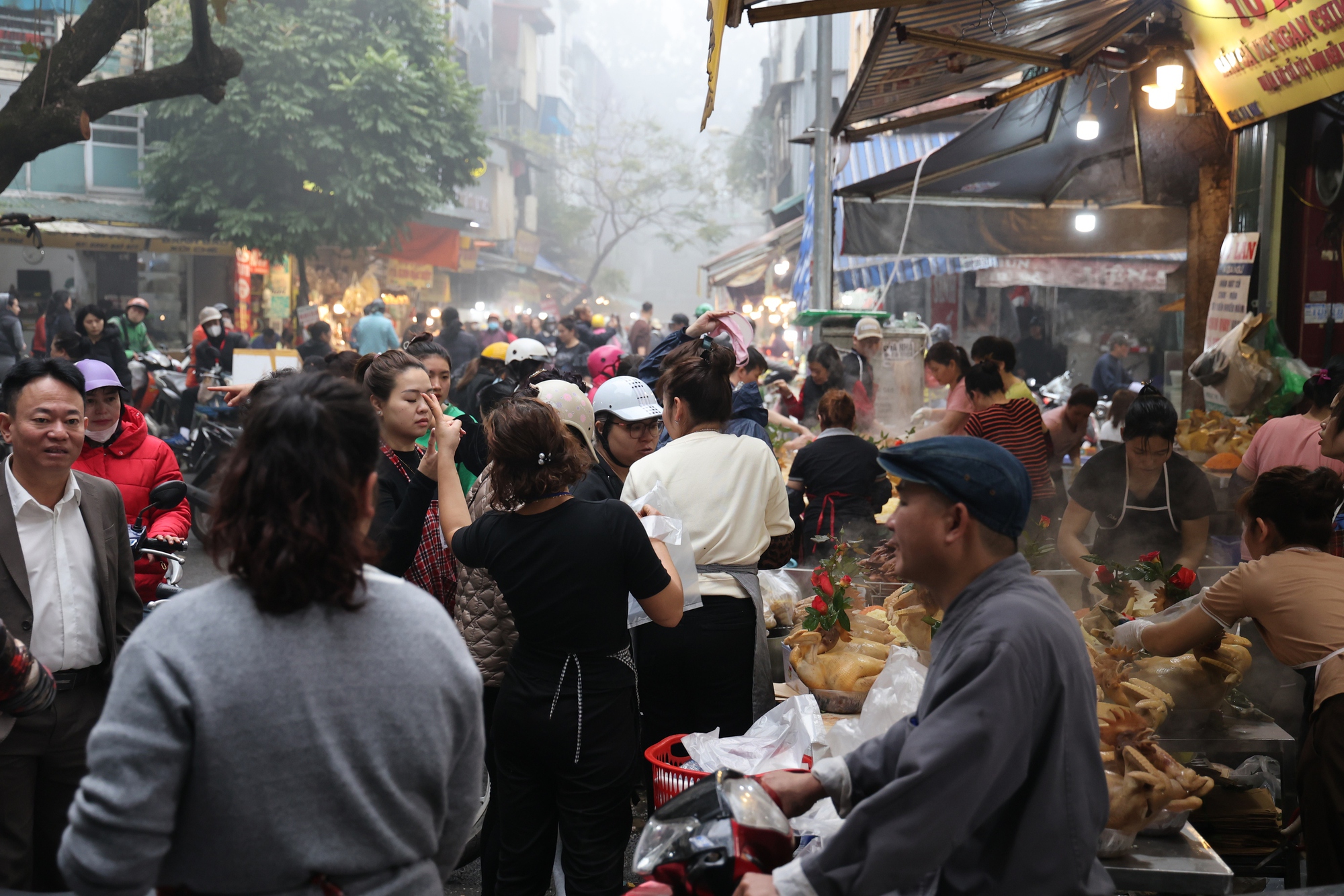 Theo ghi nhận của chúng tôi, vào những ngày cận Tết, người dân đi &quot;chợ nhà giàu&quot; trong phố cổ đông đúc như đi chảy hội.
