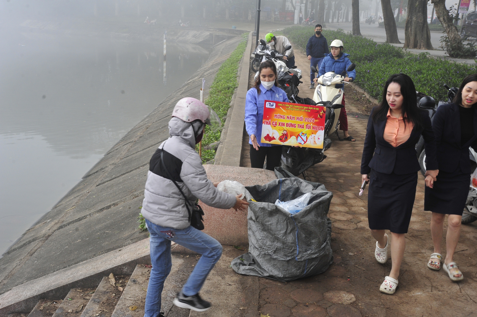 Để bảo vệ môi trường, nhiều cán bộ, công nhân môi trường cũng có mặt từ sáng sớm để thu gom, nhắc nhở người dân cùng chung tay đẩy lùi rác thải.