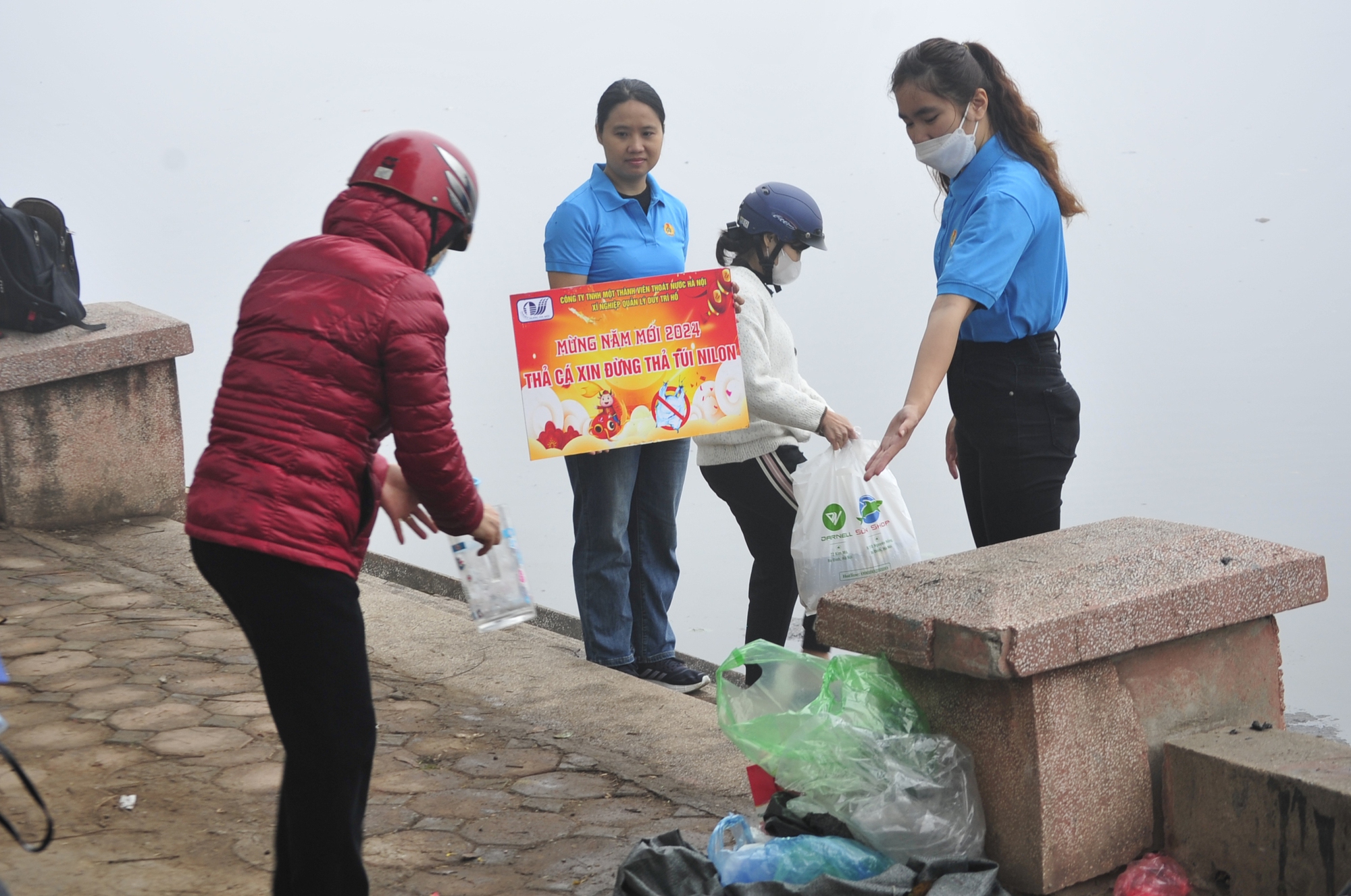 Theo chị Vân, đơn vị huy động các bộ phận làm việc từ sớm, công nhân thu gom vớt rác và đoàn thanh niên tham gia công việc hướng dẫn người dân.