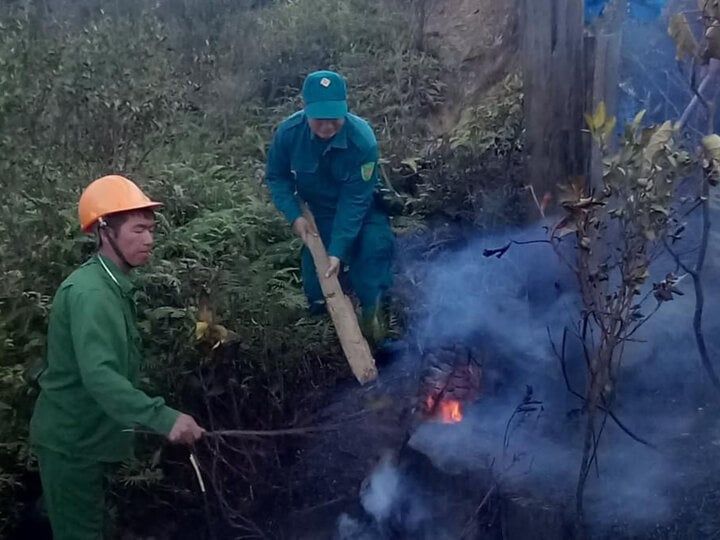 Cháy rừng ở Sa Pa: Lửa tiếp tục lan rộng, huy động gần 840 người chữa cháy - Ảnh 2.