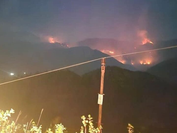 Cháy rừng ở Sa Pa: Lửa tiếp tục lan rộng, huy động gần 840 người chữa cháy - Ảnh 3.