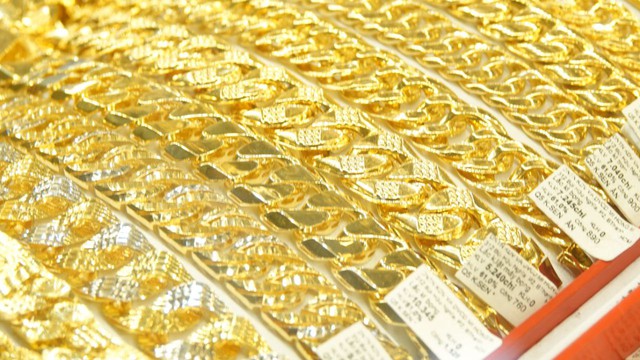 Nghe người lớn kể chuyện mua vàng ngày vía Thần Tài: Mua lấy may vì “về lâu về dài vàng không bao giờ mất giá” - Ảnh 6.