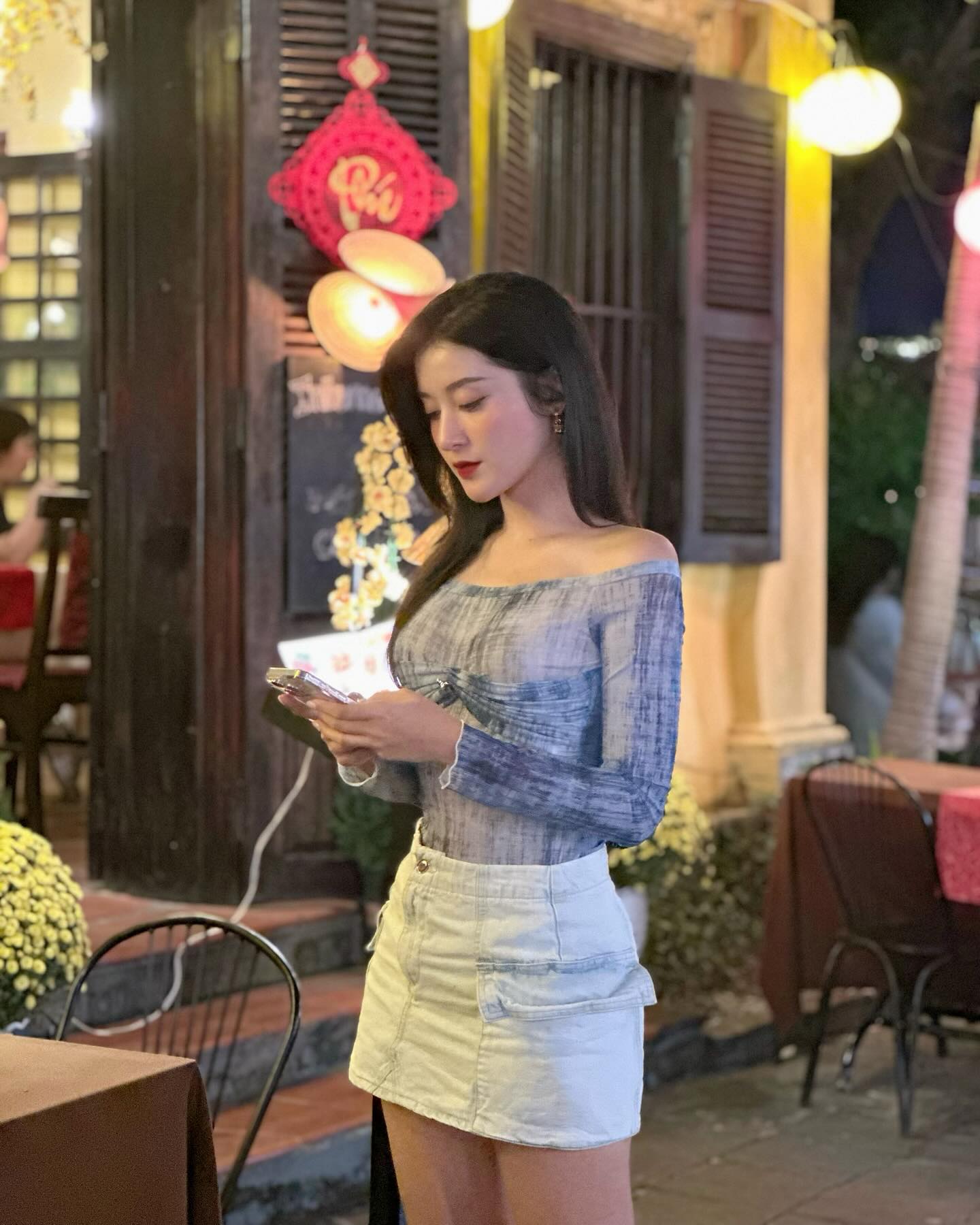 Street style sao Việt: Chị đẹp Lệ Quyên diện quần bó sát, Ngọc Trinh giản dị xuống phố- Ảnh 8.
