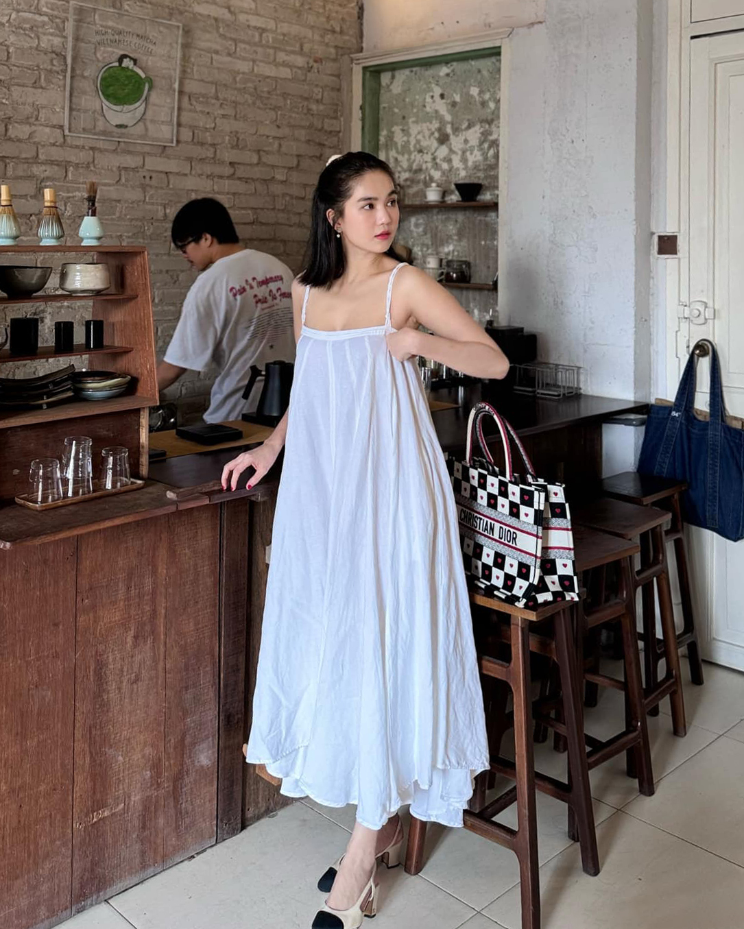 Street style sao Việt: Chị đẹp Lệ Quyên diện quần bó sát, Ngọc Trinh giản dị xuống phố- Ảnh 5.