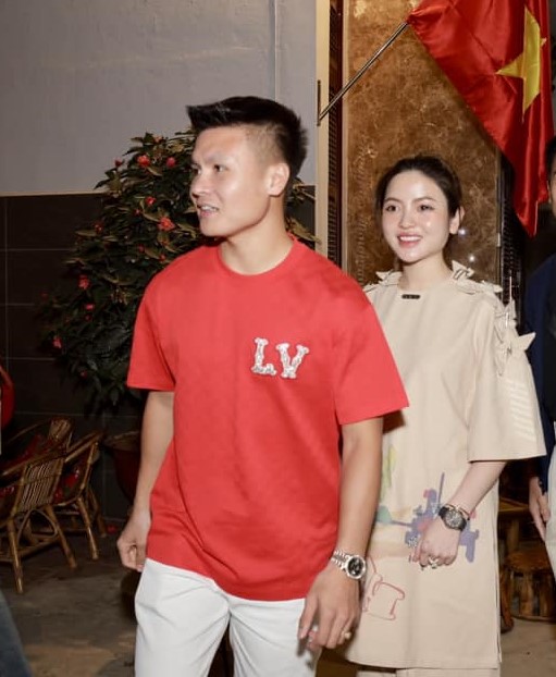 Chu Thanh Huyền và những bộ đồ thị phi: Toàn hàng hiệu nhưng hết dìm dáng lại nhăn nhúm, diện váy cưới cũng bị so với Nhật Lê, Hải My - Ảnh 1. Chu Thanh Huyền và những bộ đồ thị phi: Toàn hàng hiệu nhưng hết dìm dáng lại nhăn nhúm, diện váy cưới cũng bị so với Nhật Lê, Hải My - Ảnh 1.