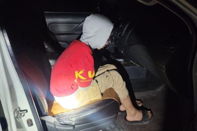 Phát hiện bé trai co ro ở đường lúc nửa đêm, CSGT giúp đưa về nhà - Ảnh 1.