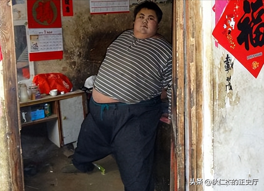 &quot;Cậu bé nặng nhất Trung Quốc&quot; 14 tuổi đã 150kg, có thể ăn 1 thùng mì gói 1 ngày có kết cục ra sao?- Ảnh 7.