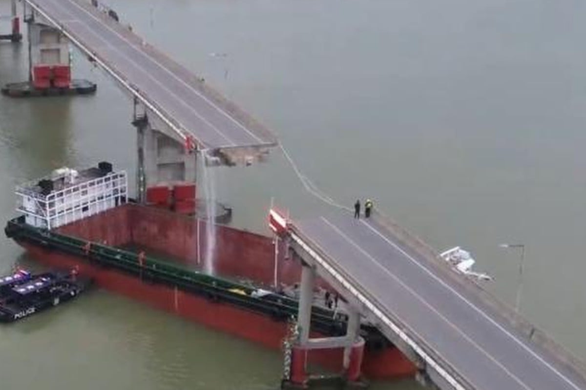 Trung Quốc: Tàu hàng đâm gãy cầu, nhiều phương tiện rơi xuống sông- Ảnh 1.