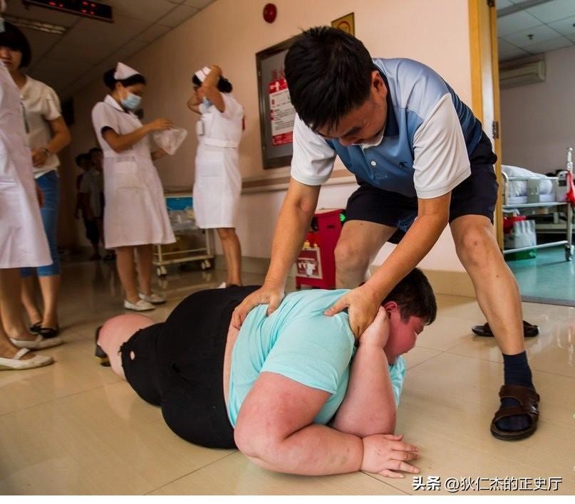 &quot;Cậu bé nặng nhất Trung Quốc&quot; 14 tuổi đã 150kg, có thể ăn 1 thùng mì gói 1 ngày có kết cục ra sao?- Ảnh 2.