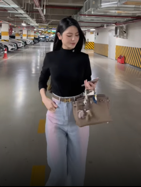 Chu Thanh Huyền và những bộ đồ thị phi: Toàn hàng hiệu nhưng hết dìm dáng lại nhăn nhúm, diện váy cưới cũng bị so với Nhật Lê, Hải My - Ảnh 9. Chu Thanh Huyền và những bộ đồ thị phi: Toàn hàng hiệu nhưng hết dìm dáng lại nhăn nhúm, diện váy cưới cũng bị so với Nhật Lê, Hải My - Ảnh 9.