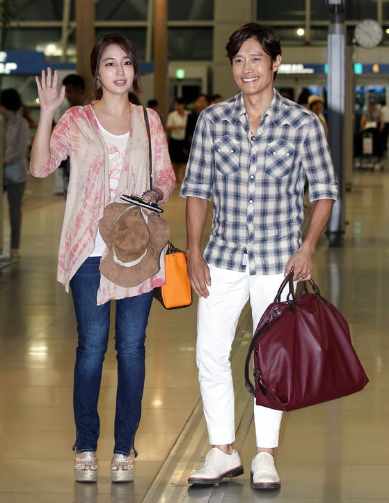 Vợ chồng Lee Byung Hun - Lee Min Jung và thời trang cặp đôi đầy tinh tế, đẳng cấp - Ảnh 4.