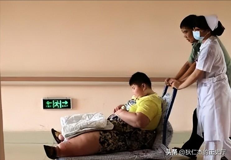 &quot;Cậu bé nặng nhất Trung Quốc&quot; 14 tuổi đã 150kg, có thể ăn 1 thùng mì gói 1 ngày có kết cục ra sao?- Ảnh 5.
