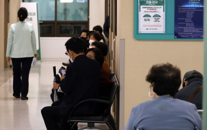 Tình cảnh tại bệnh viện ở Hàn Quốc lúc này: Hơn 9.000 bác sĩ bỏ việc, người bệnh mệt mỏi chờ được thăm khám - Ảnh 4.