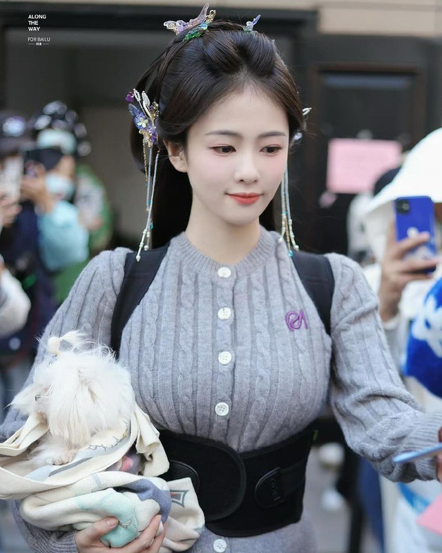 Mỹ nhân Cbiz từng bị chê dáng đứng kém sang, nay nuột nà bất ngờ: Hóa ra bảo bối này đã giúp cô thay đổi - Ảnh 5. Mỹ nhân Cbiz từng bị chê dáng đứng kém sang, nay nuột nà bất ngờ: Hóa ra bảo bối này đã giúp cô thay đổi - Ảnh 5.