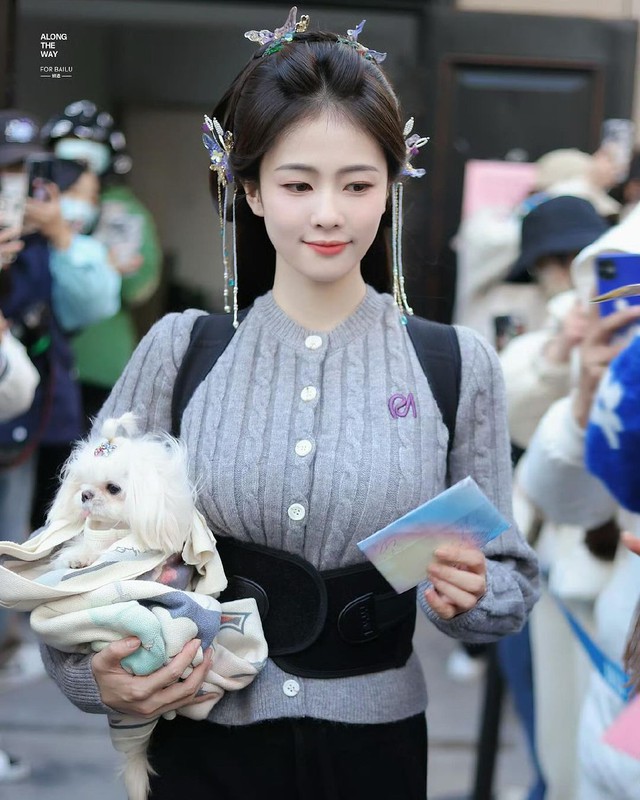 Mỹ nhân Cbiz từng bị chê dáng đứng kém sang, nay nuột nà bất ngờ: Hóa ra bảo bối này đã giúp cô thay đổi - Ảnh 4. Mỹ nhân Cbiz từng bị chê dáng đứng kém sang, nay nuột nà bất ngờ: Hóa ra bảo bối này đã giúp cô thay đổi - Ảnh 4.