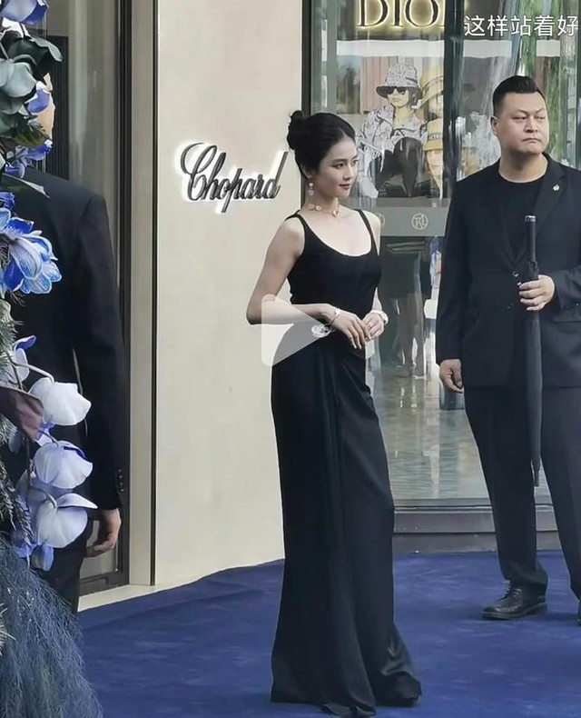 Mỹ nhân Cbiz từng bị chê dáng đứng kém sang, nay nuột nà bất ngờ: Hóa ra bảo bối này đã giúp cô thay đổi - Ảnh 1. Mỹ nhân Cbiz từng bị chê dáng đứng kém sang, nay nuột nà bất ngờ: Hóa ra bảo bối này đã giúp cô thay đổi - Ảnh 1.