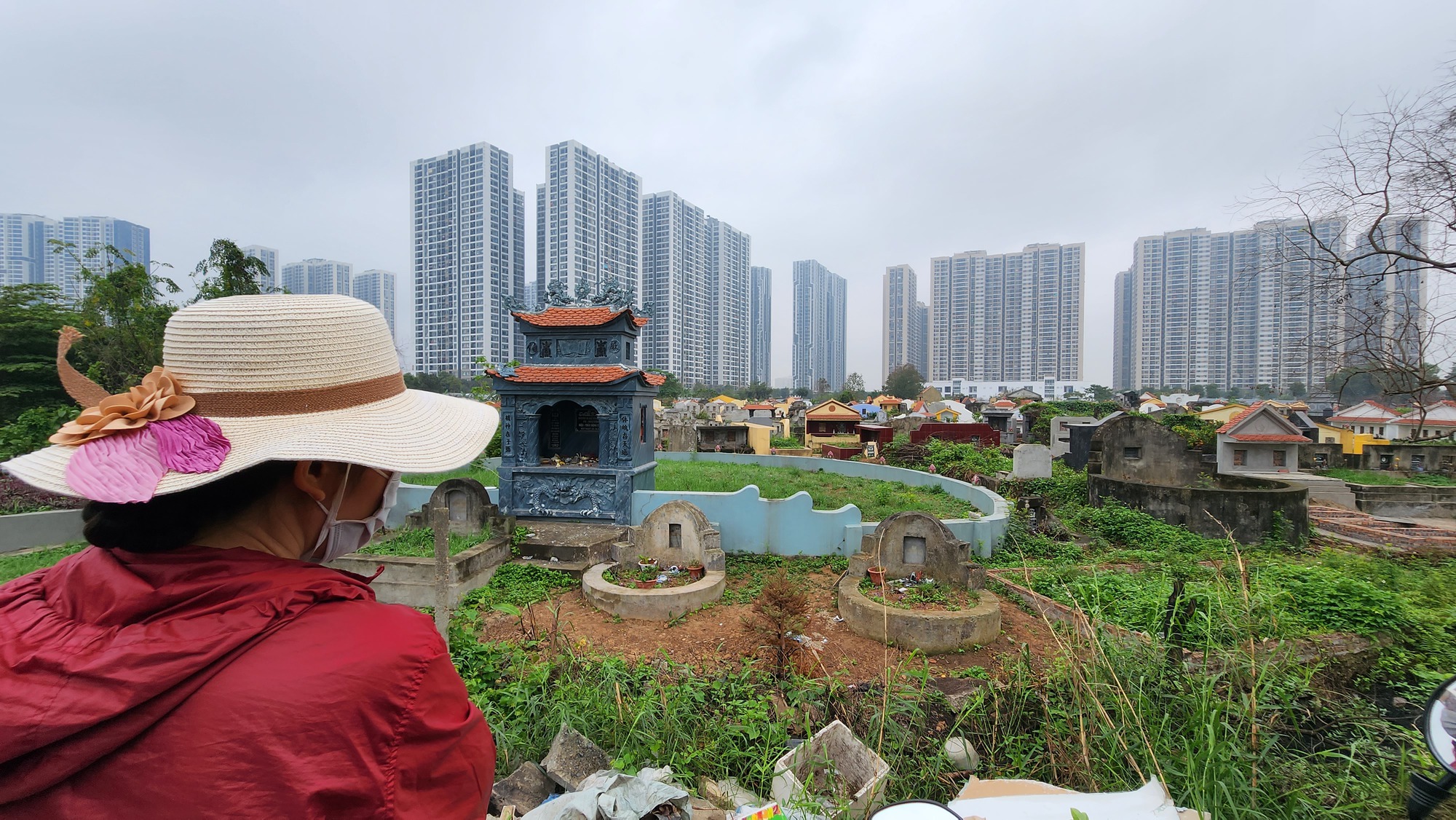 Hàng loạt ngôi mộ bị phá bát hương: Người dân bất an, cắt cử người trông coi - Ảnh 2.