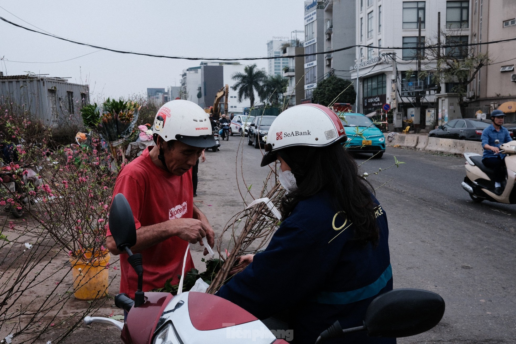 Xả đào kịch sàn sau Tết, tiểu thương vẫn ngán ngẩm lắc đầu - Ảnh 7.