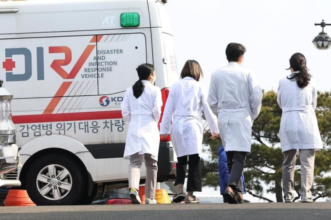 Tình cảnh ngay lúc này của người bệnh tại Hàn Quốc khi bác sĩ đình công: Thai phụ phải &quot;hoãn&quot; sinh, bệnh nhân ung thư không được hóa trị - Ảnh 2.