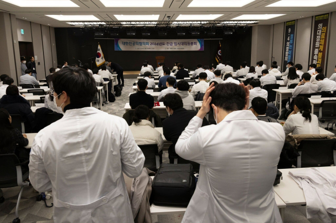 Tình cảnh ngay lúc này của người bệnh tại Hàn Quốc khi bác sĩ đình công: Thai phụ phải &quot;hoãn&quot; sinh, bệnh nhân ung thư không được hóa trị - Ảnh 3.
