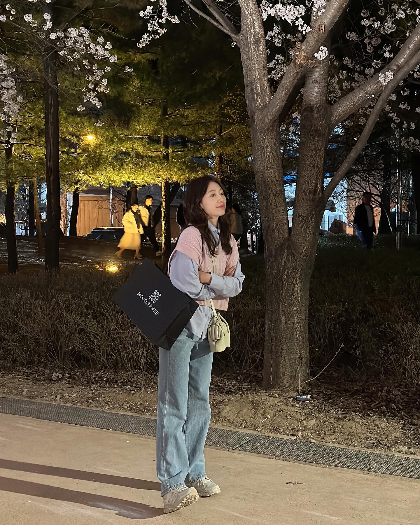 Thời trang trẻ trung và chuẩn thanh lịch của Park Shin Hye trong phim mới - Ảnh 10.