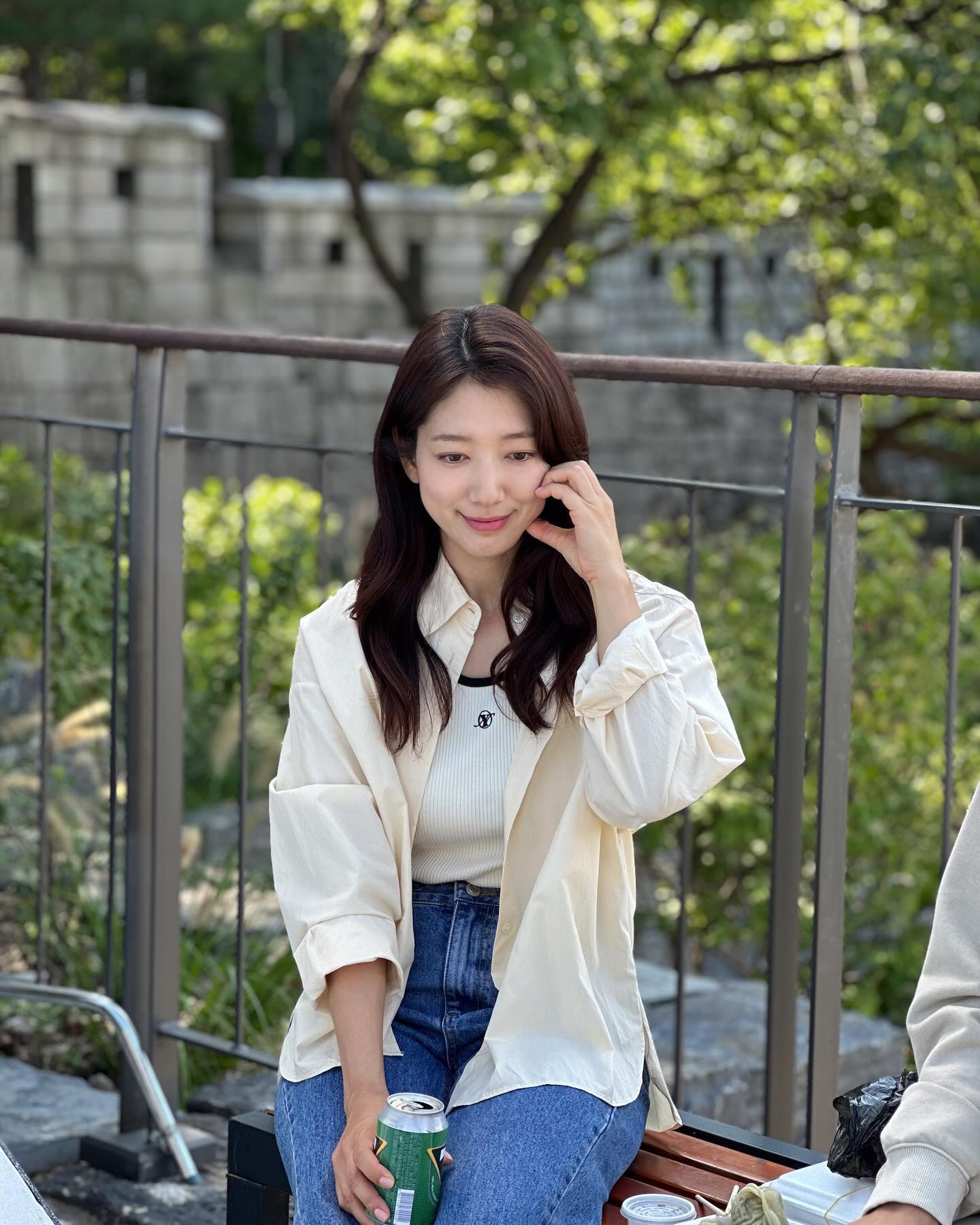 Thời trang trẻ trung và chuẩn thanh lịch của Park Shin Hye trong phim mới - Ảnh 8.
