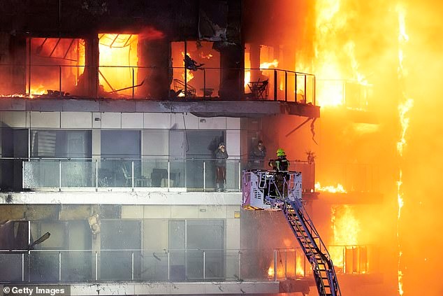 Hỏa hoạn nhấn chìm tòa chung cư: Thứ vật liệu quen thuộc trong xây dựng khiến lửa &quot;được đà&quot; bốc ngùn ngụt, gợi nhớ thảm kịch kinh hoàng năm 2017 - Ảnh 1.