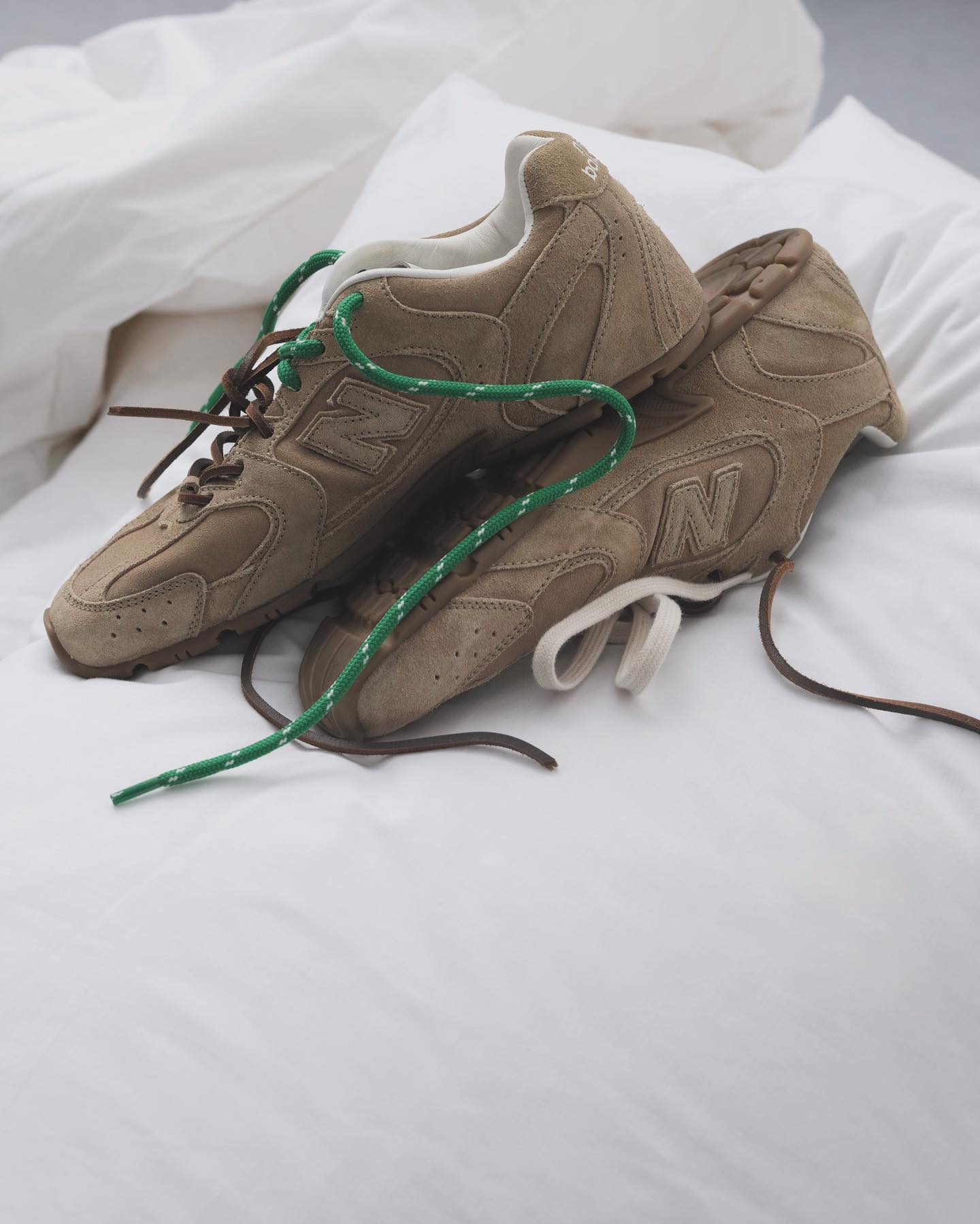 Đ&ocirc;i gi&agrave;y xinh y&ecirc;u cực k&igrave; của Miu Miu x New Balance: Mới ra đ&atilde; g&acirc;y sốt, chưa đến 1 ng&agrave;y đ&atilde; sold out- Ảnh 9.