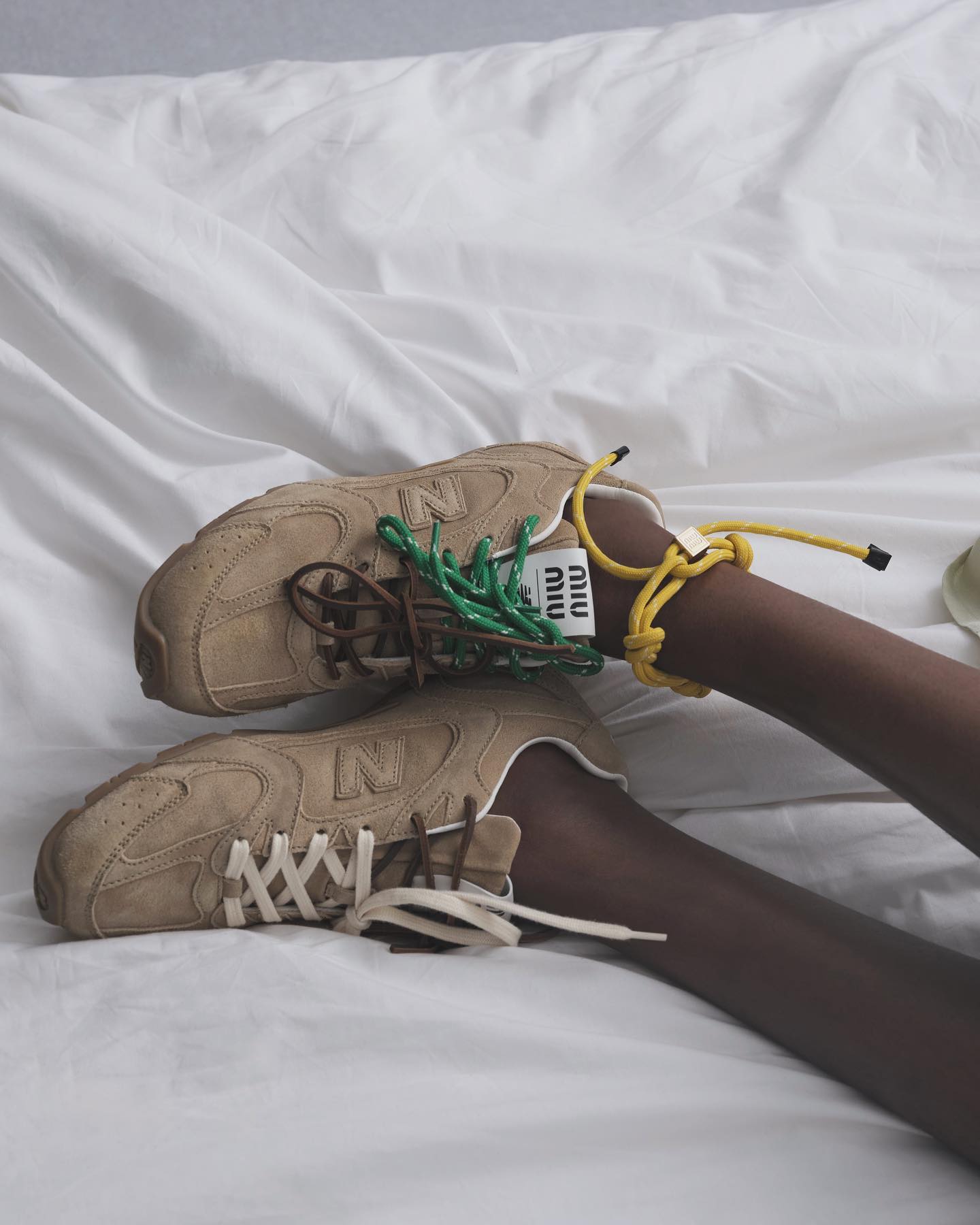 Đ&ocirc;i gi&agrave;y xinh y&ecirc;u cực k&igrave; của Miu Miu x New Balance: Mới ra đ&atilde; g&acirc;y sốt, chưa đến 1 ng&agrave;y đ&atilde; sold out- Ảnh 6.