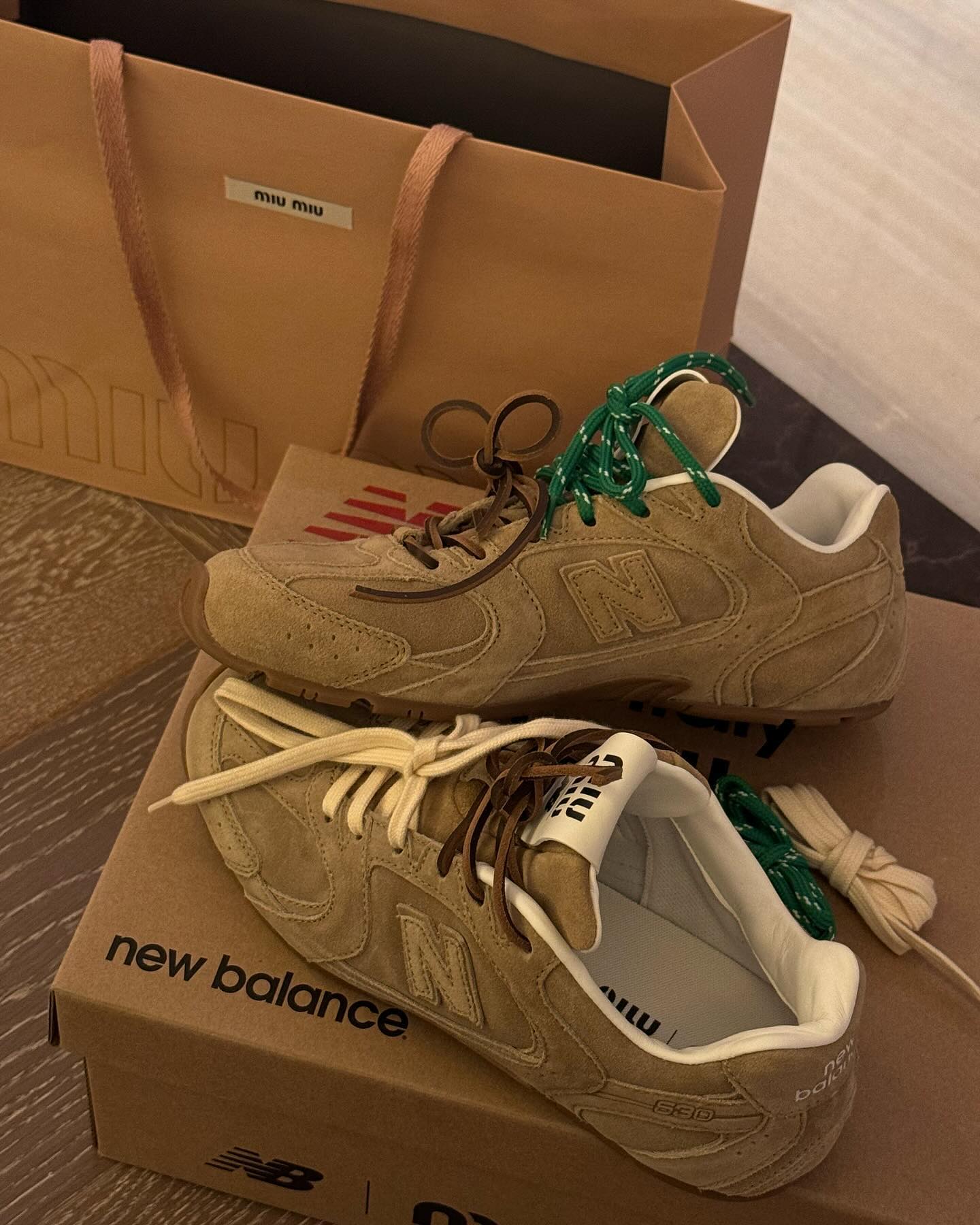 Đ&ocirc;i gi&agrave;y xinh y&ecirc;u cực k&igrave; của Miu Miu x New Balance: Mới ra đ&atilde; g&acirc;y sốt, chưa đến 1 ng&agrave;y đ&atilde; sold out- Ảnh 15.