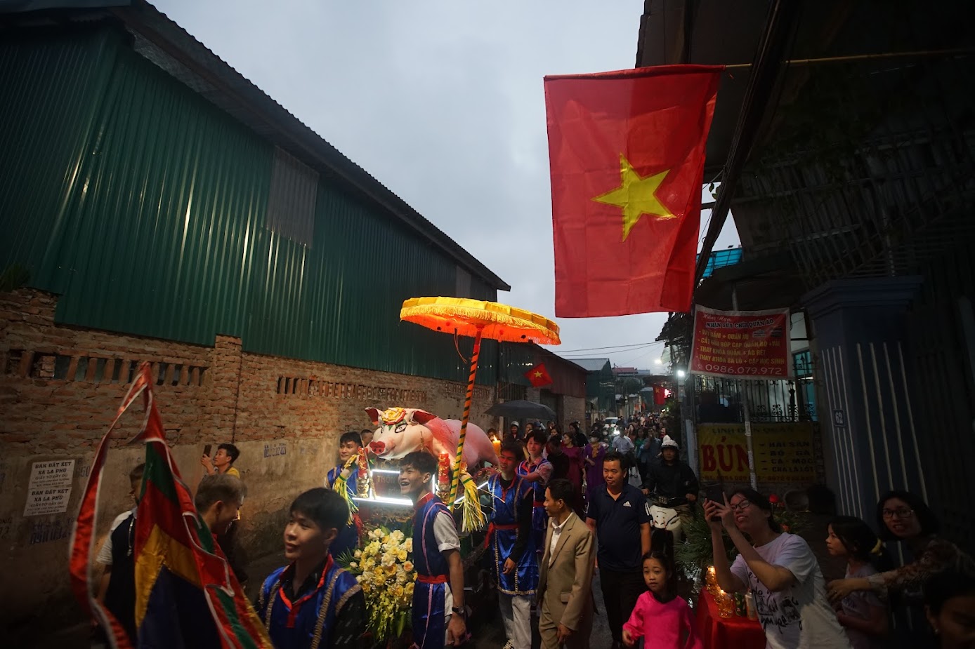 Theo các cụ già ở La Phù, nếu có một &quot;ông lợn&quot; to, đẹp để tế thánh, được chăm bẵm công phu và không bệnh tật thì cả xóm sẽ được hưởng lộc. Do đó, việc lựa chọn người chăm sóc lợn rất khắt khe. Gia đình được chọn nuôi lợn để tế lễ phải là người có đức, tài, con cái phải có đủ 2 cả con gái và con trai…