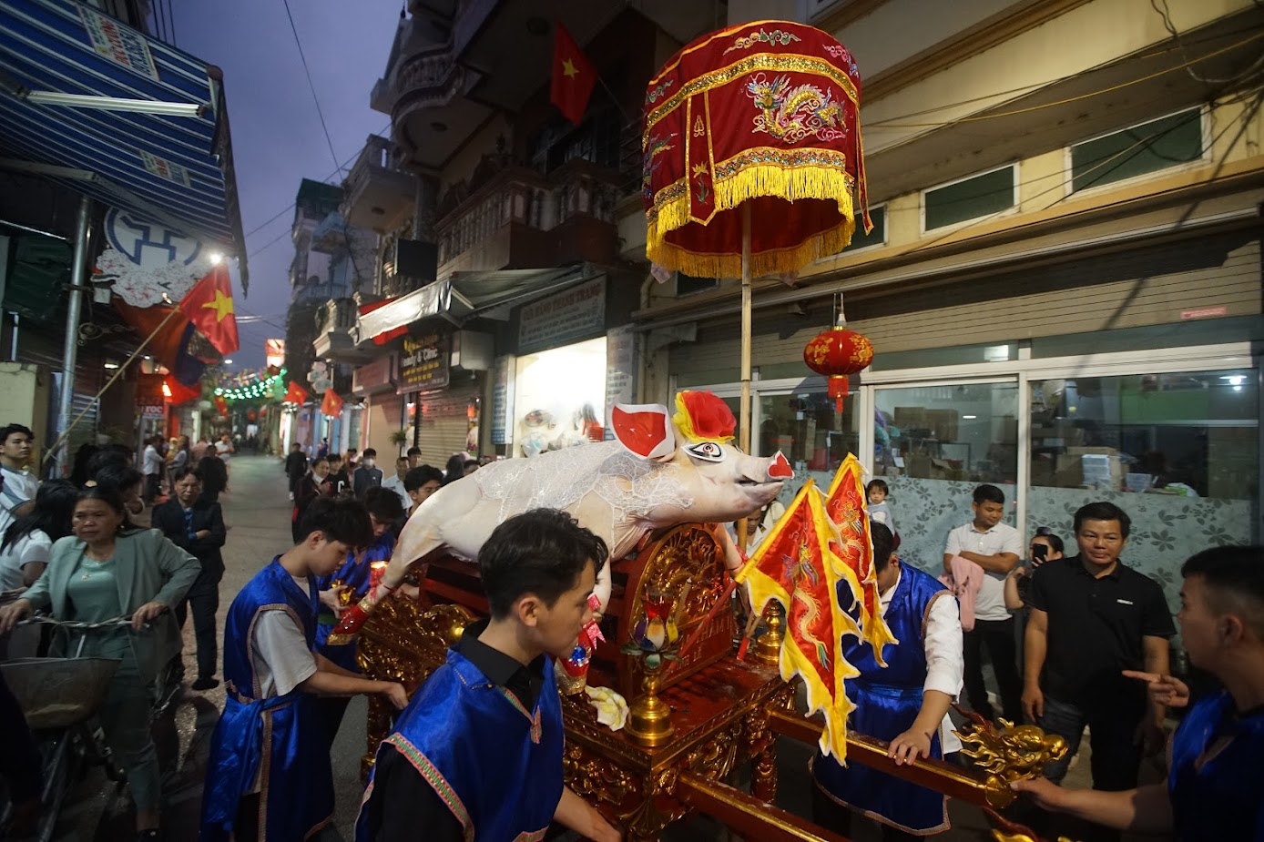 Mỗi thôn, xóm đều chuẩn bị cho lễ rước &quot;ông lợn&quot; và người dân nơi đây phải chuẩn bị cả năm.