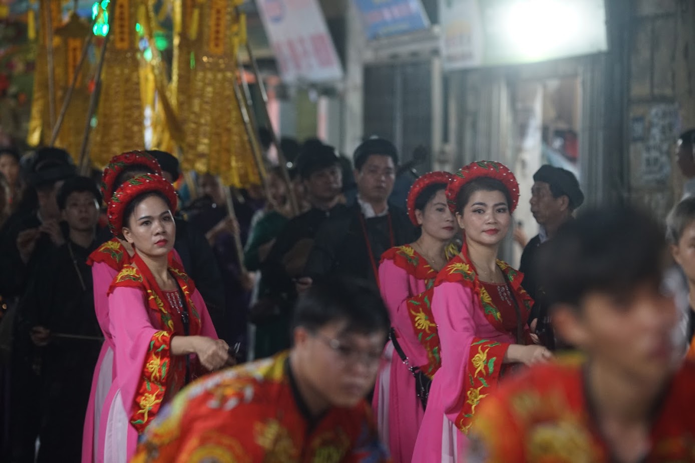 Ngày khai hội, người dân trong làng và du khách thập phương có mặt rất đông, khiến con đường hướng vào đình làng chật kín người, hầu hết mọi người phải nhích từng chút một để di chuyển.