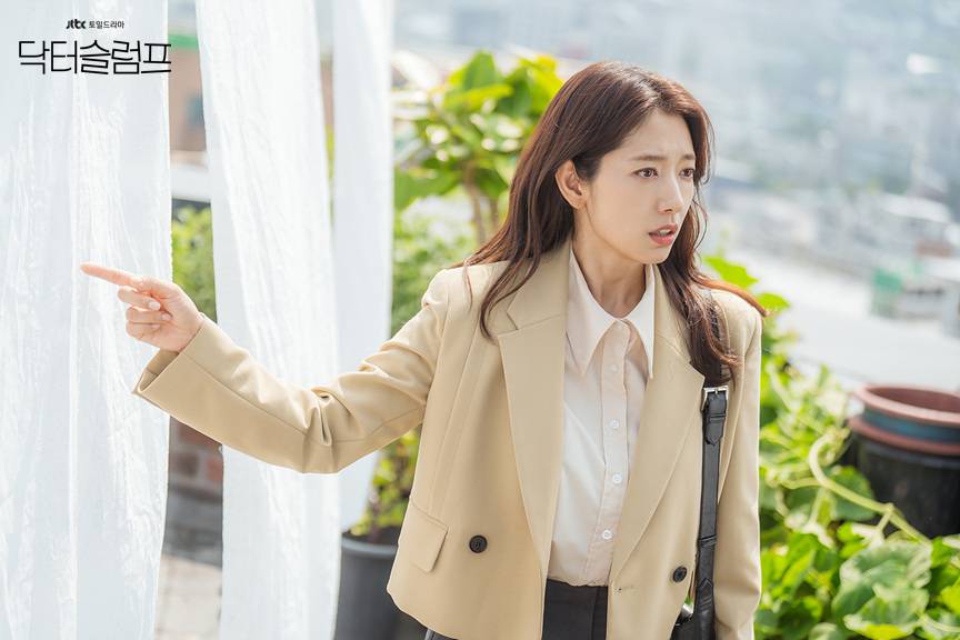 Thời trang trẻ trung và chuẩn thanh lịch của Park Shin Hye trong phim mới - Ảnh 5.