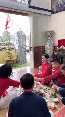 Chu Thanh Huyền bị góp ý vì hành động thiếu lễ phép với mẹ chồng, chị dâu của Quang Hải lên tiếng giải đáp - Ảnh 1. Chu Thanh Huyền bị góp ý vì hành động thiếu lễ phép với mẹ chồng, chị dâu của Quang Hải lên tiếng giải đáp - Ảnh 1.