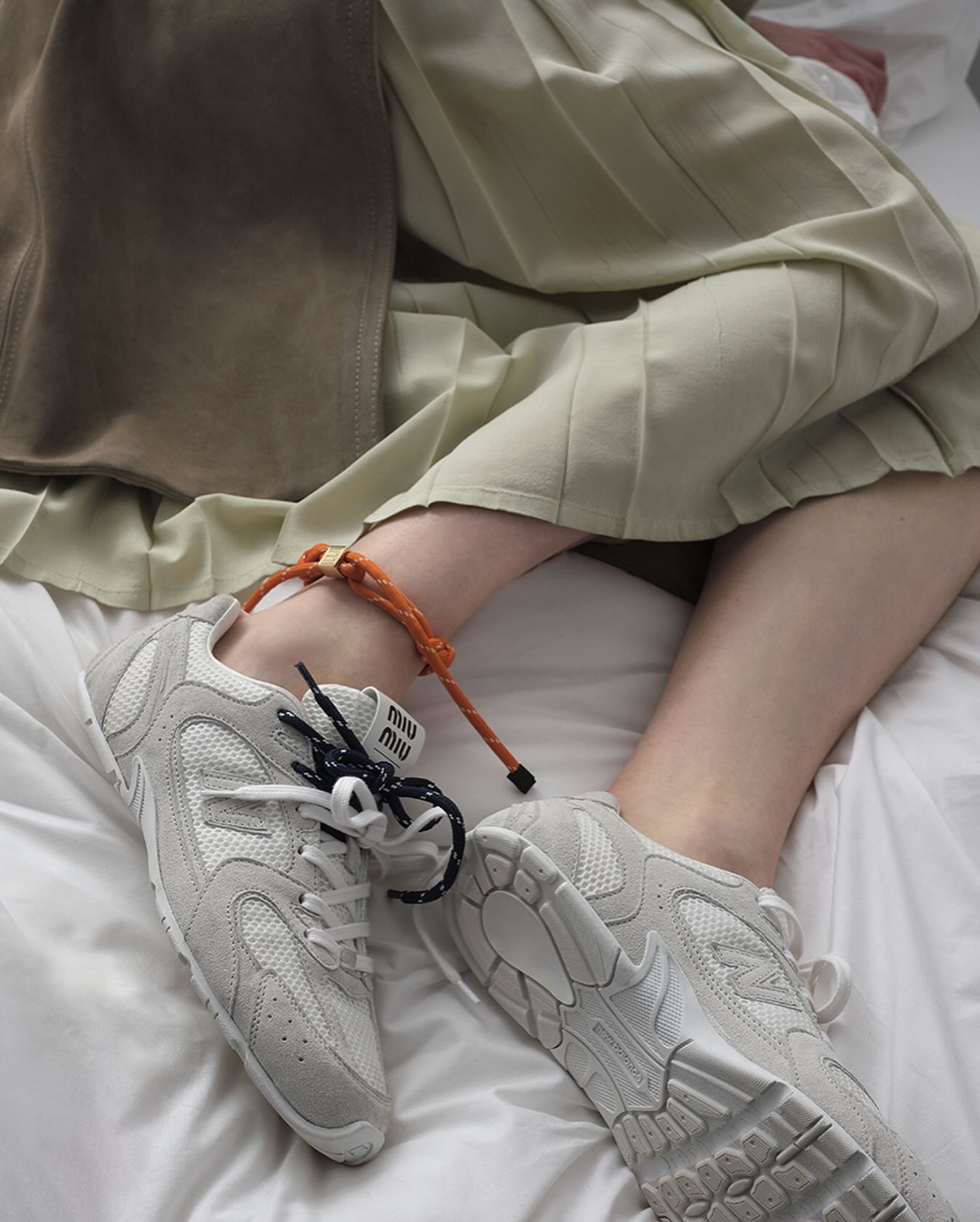 Đ&ocirc;i gi&agrave;y xinh y&ecirc;u cực k&igrave; của Miu Miu x New Balance: Mới ra đ&atilde; g&acirc;y sốt, chưa đến 1 ng&agrave;y đ&atilde; sold out- Ảnh 7.