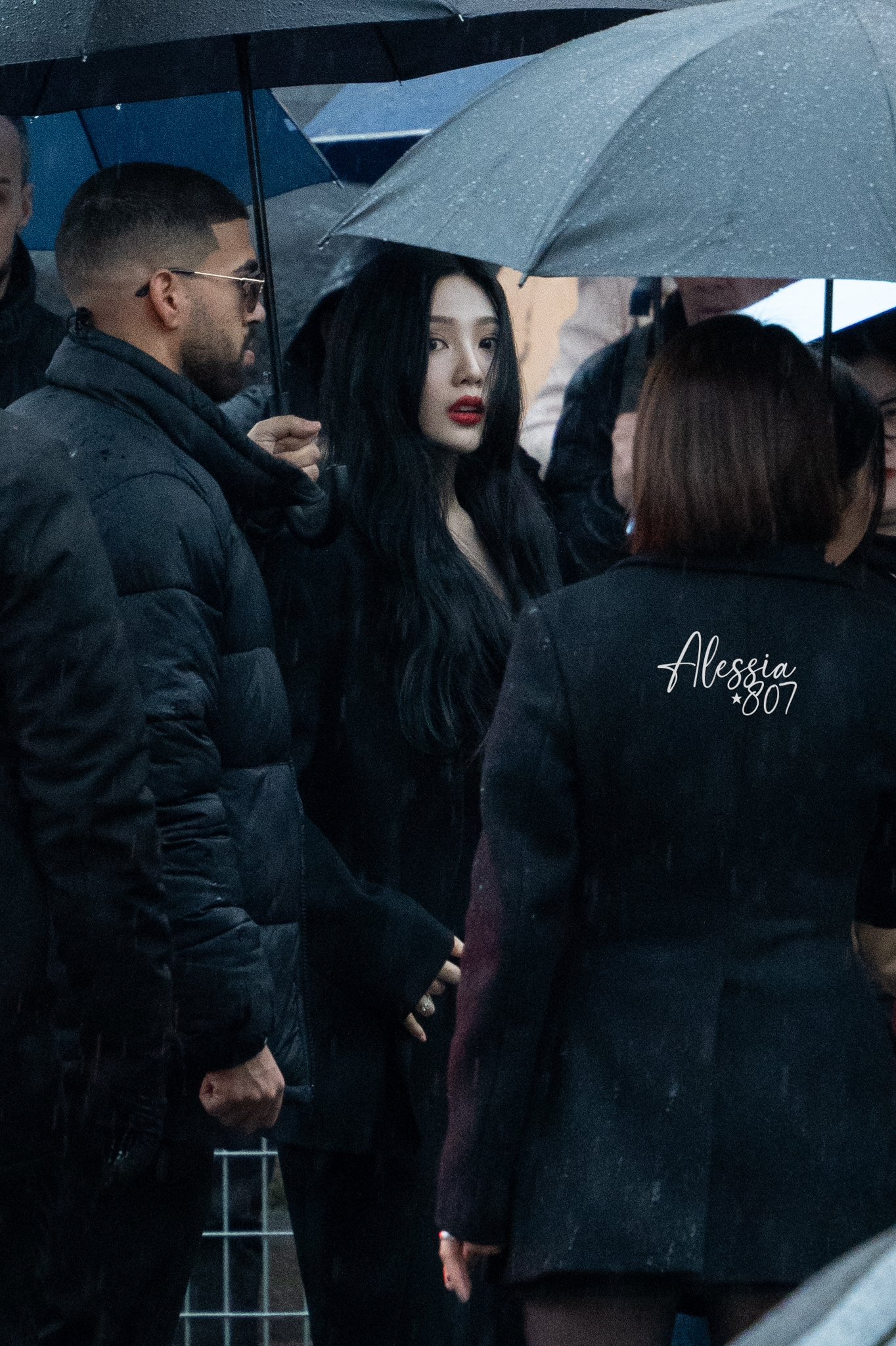 Hậu tranh cãi cắt mí, mỹ nhân Red Velvet vẫn &quot;hot hòn họt&quot; với khoảnh khắc thần thái tại Milan Fashion Week- Ảnh 4.