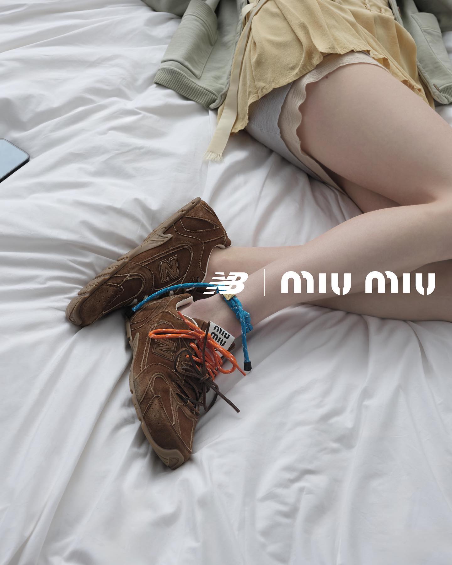 Đ&ocirc;i gi&agrave;y xinh y&ecirc;u cực k&igrave; của Miu Miu x New Balance: Mới ra đ&atilde; g&acirc;y sốt, chưa đến 1 ng&agrave;y đ&atilde; sold out- Ảnh 4.