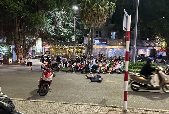 Bất ngờ với danh tánh người đàn ông nằm vạ giữa đường khi bị đo nồng độ cồn - Ảnh 1. Bất ngờ với danh tánh người đàn ông nằm vạ giữa đường khi bị đo nồng độ cồn - Ảnh 1.