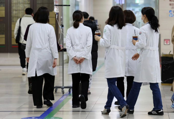 Tình cảnh ngay lúc này của người bệnh tại Hàn Quốc khi bác sĩ đình công: Thai phụ phải &quot;hoãn&quot; sinh, bệnh nhân ung thư không được hóa trị - Ảnh 1.
