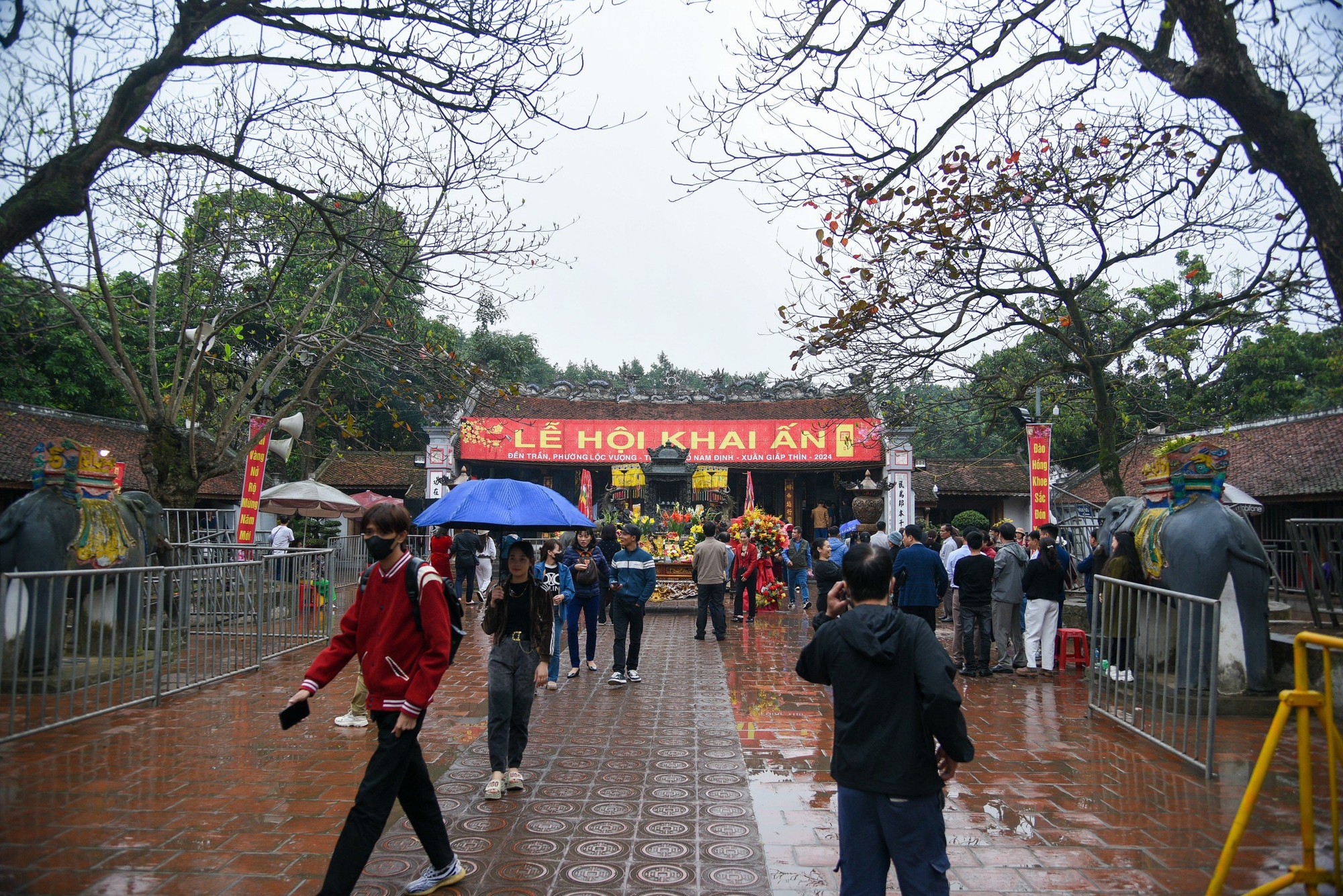 Hàng nghìn người đội mưa dự khai ấn đền Trần- Ảnh 1.