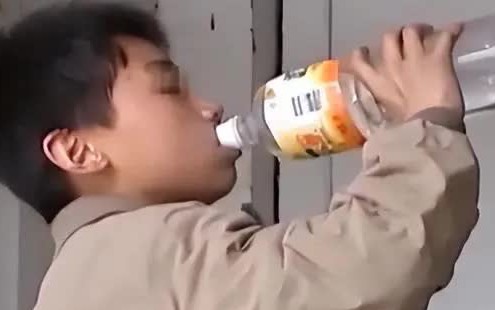 Cậu bé mắc bệnh lạ phải uống 15 lít nước mỗi ngày, bác sĩ khám phát hiện chân tướng