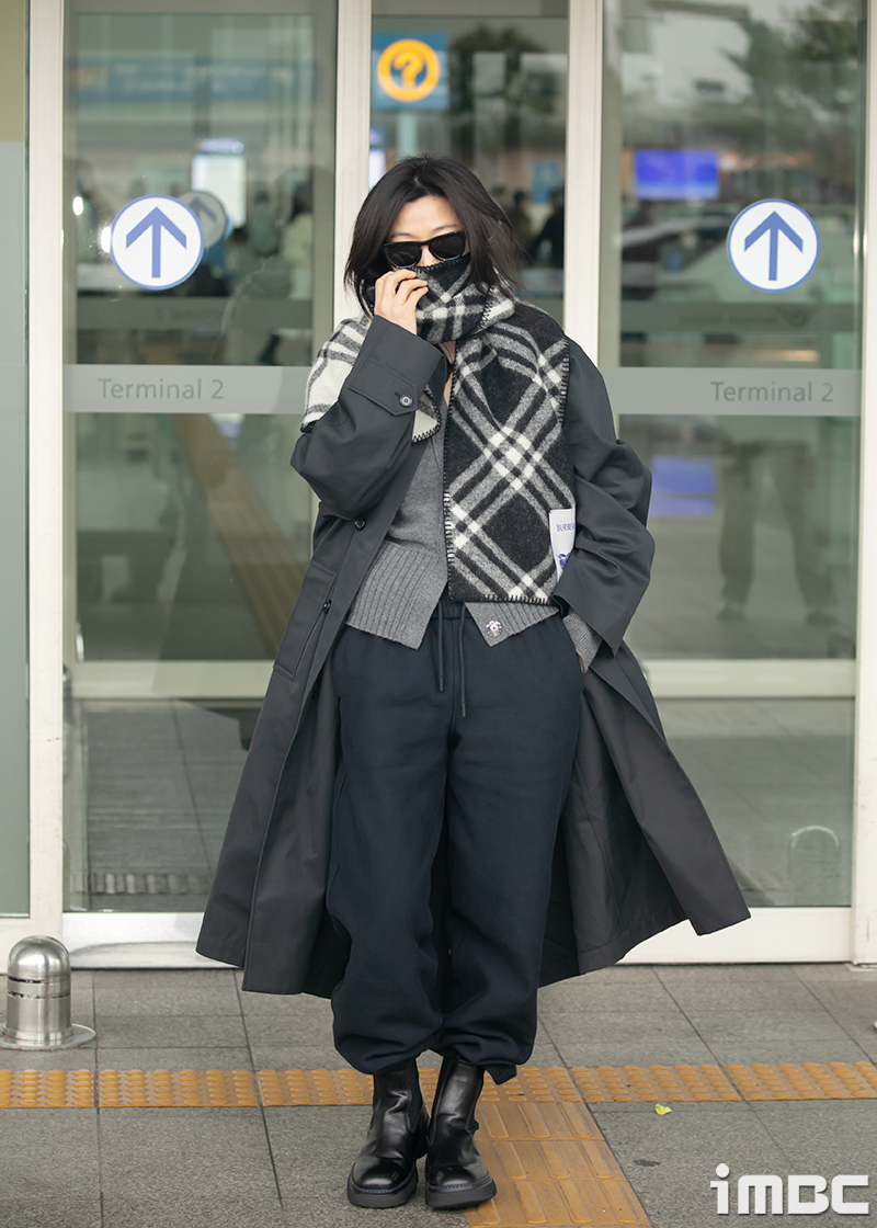 Trang phục màu trung tính là &quot;chìa khóa&quot; mặc đẹp vượt thời gian của Jeon Ji Hyun - Ảnh 11.